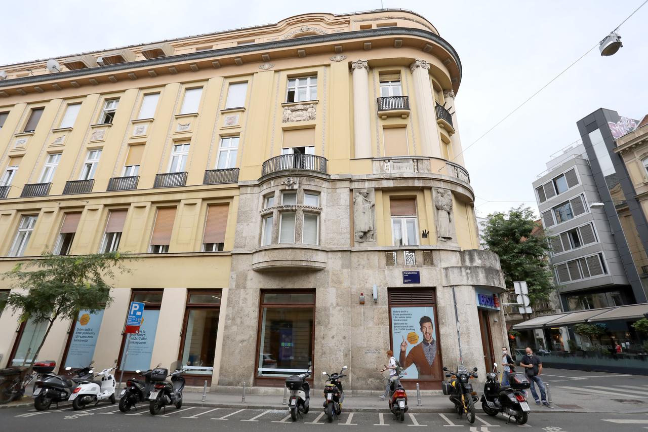 Zagreb: S prozora na trećem katu zgrade na križanju Preradovićeve i Masarykove jutros je palo staklo