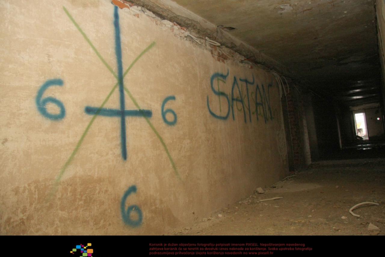 '20.01.2011., Karlovac - Razruseni i unisteni hotel Korana godinama ceka vlasnika i uredenje. Zidovi su isarani grafitima.  Photo: Kristina Stedul Fabac/PIXSELL'