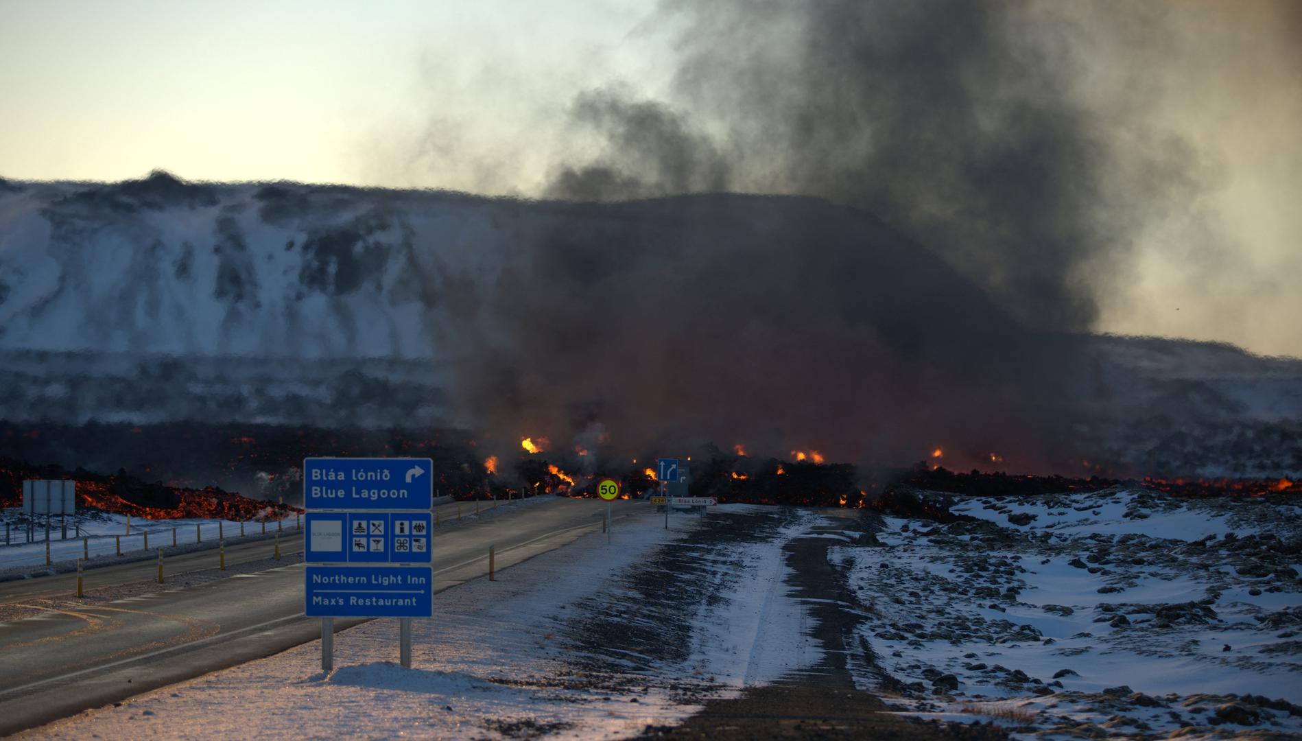 Škole, dječji vrtići, muzeji i ostale javne ustanove u tom području su u petak i dalje zatvorene jer je lava oštetila termalne vodene cijevi u području južno od glavnog grada i poremetila opskrbu toplom vodom za 20.000 ljudi. Ponovna uspostava opskrbe toplom vodom putem pomoćnog cjevovoda mogla bi potrajati danima.