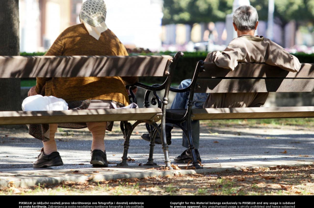 '29.09.2011., Koprivnica - Umirovljenici provode lijepo vrijeme na klupama u parku u sredistu grada te na Zrinskom trgu.  Photo: Marijan Susenj/PIXSELL'