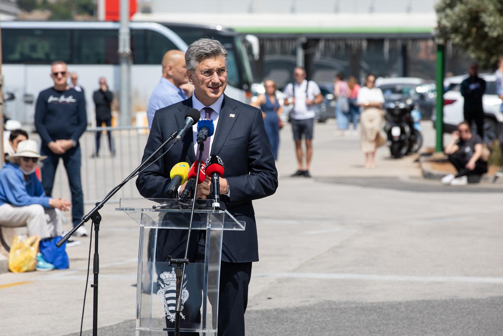 - I ovaj simbol slomljenih olovaka, izgubljenih života, prekinutih djetinjstava, zaustavljene obiteljske sreće koju ste očekivali s vašom djecom podsjeća nas u kako je teškim okolnostima nastala slobodna i suverena Hrvatska, poručio je Andrej Plenković