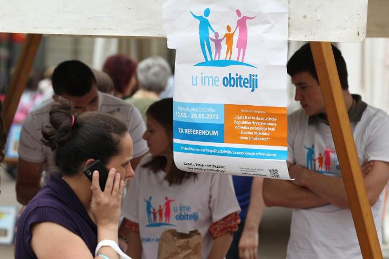 '21.05.2013., Zagreb - Unatoc brojim napadima na aktiviste i volontere nastavlja se prikupljanje potpisa za referendum na kojem bi se gradjani mogli izjasniti jesu li za to da se u Ustav RH unese odbr
