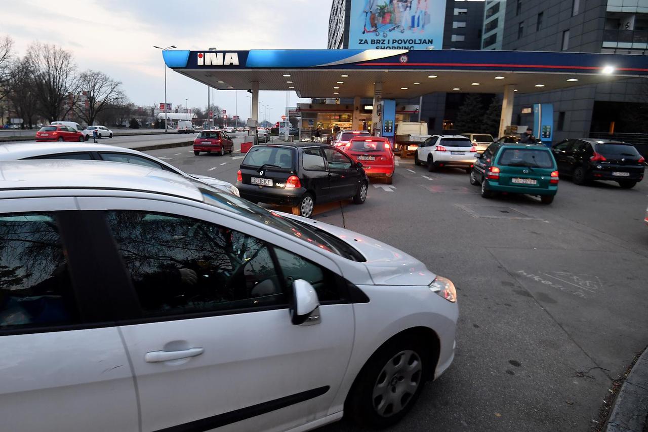 Zagreb: Zbog poskupljena naftnih derivata stvaraju se gužve na benzinskim postajama