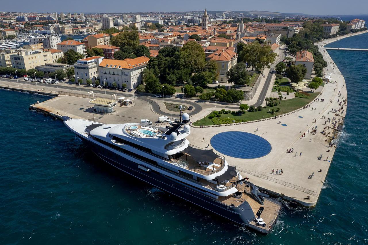 POGLED IZ ZRAKA:   Jahta u vlasništvu poljskog milijardera Sebastijana Kulczyka, privezana kod Pozdrava suncu 