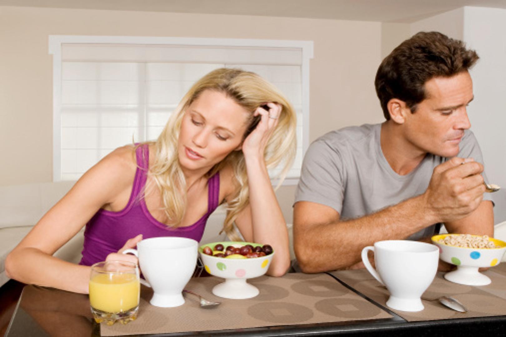 Grickanje usnice, dodirivanje vrata, igranje jezikom i guranje u obraze s unutrašnje strane usta, još su neki od znakova koje ćete nesvjesno raditi kada vas netko zaista živcira ili vam njegova ili njena prisutnost - smeta. 