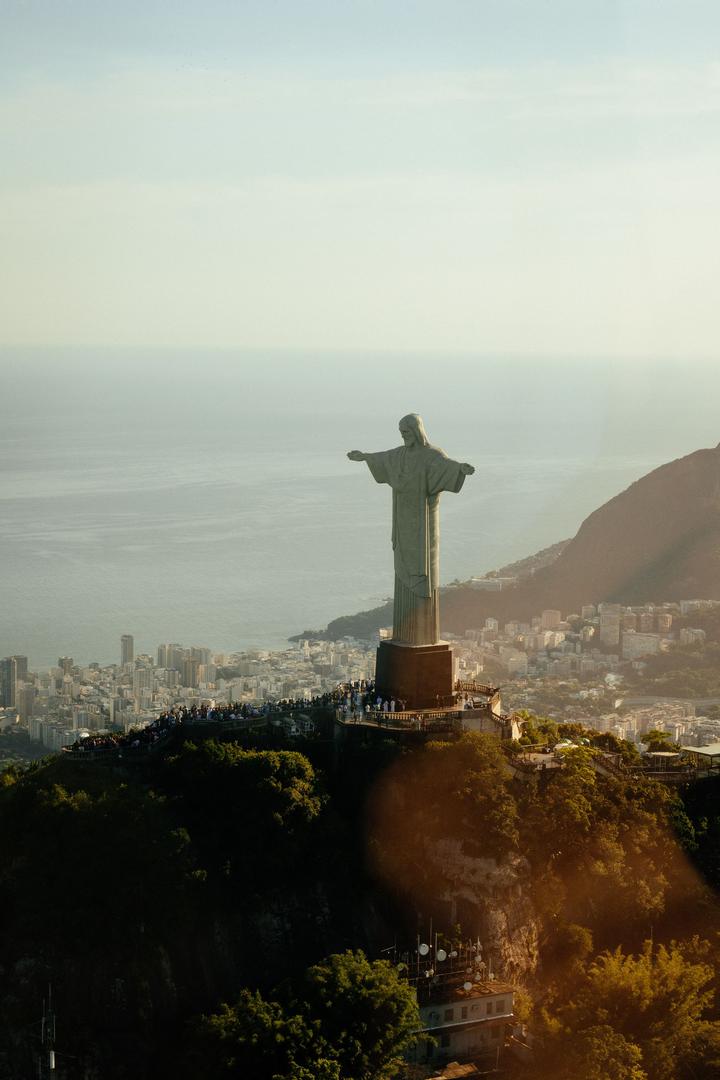Mnogo poznatiji Krist Otkupitelj u Rio de Janeiru dovršen je 1931. godine. Skulptura na brdu Corcovado visoka je 30 metara, a s postoljem doseže 38 metara. Raspon njezinih raširenih ruku iznosi približno 28 metara.