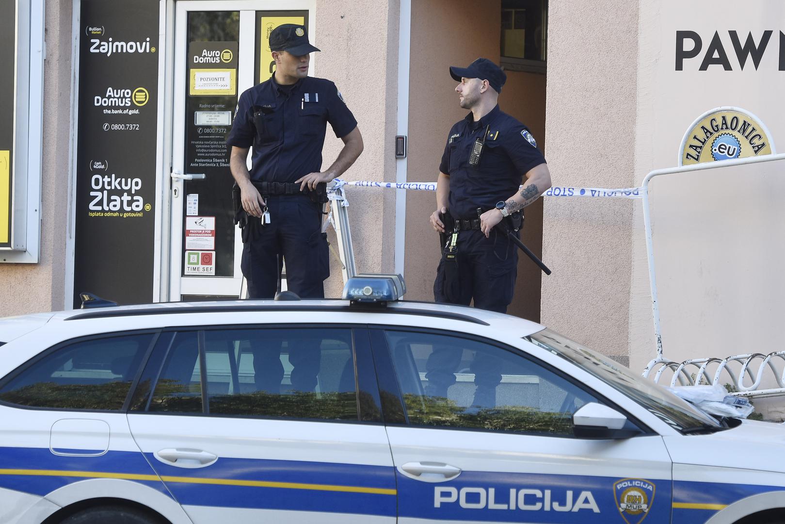 Po dolasku na mjesto događaja policijski službenici utvrdili su da je 28-godišnji muškarac preminuo od zadobivenih ubodnih rana, dok je 22-godišnja djevojka, koja je također zadobila ozljede, hitno prevezena u Opću bolnicu u Šibeniku, gdje se bori za život.