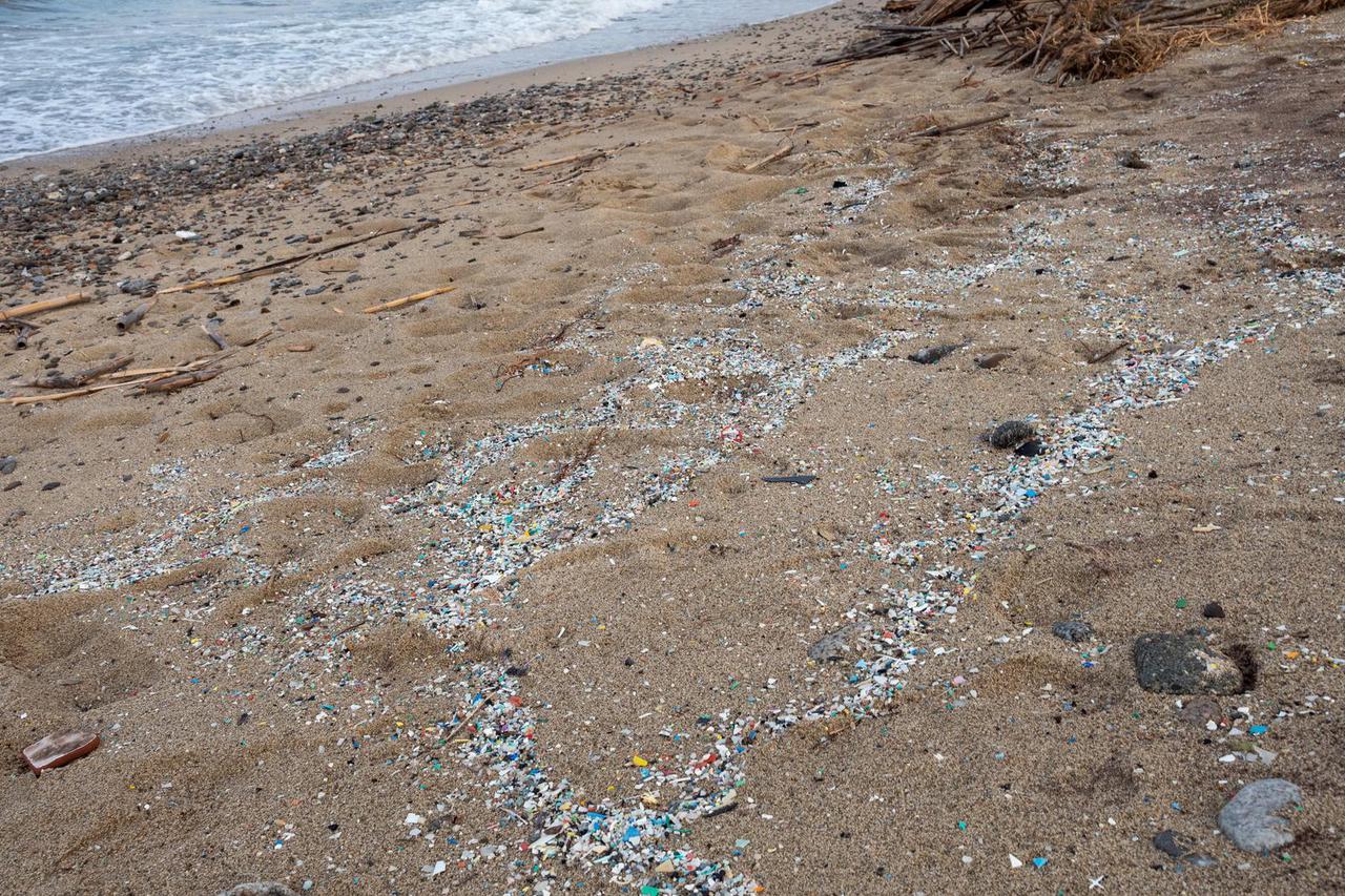 Italija: Mikroplastika duž plaže Schiavonea nanešena iz Jonskog mora nakon posljednje oluje