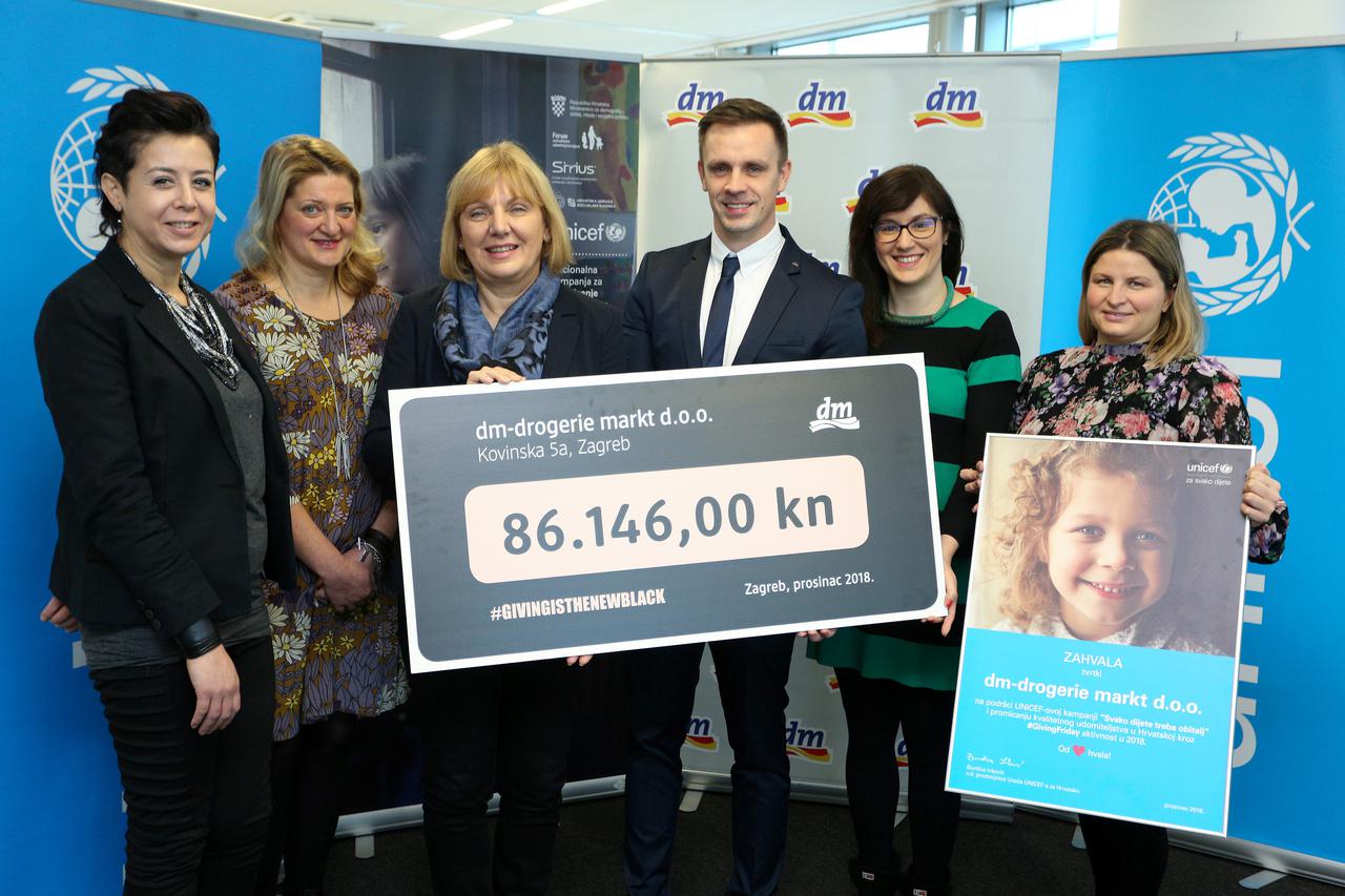 Udomiteljskim obiteljima s najmlađom djecom stiže božićna donacija iz dm-a