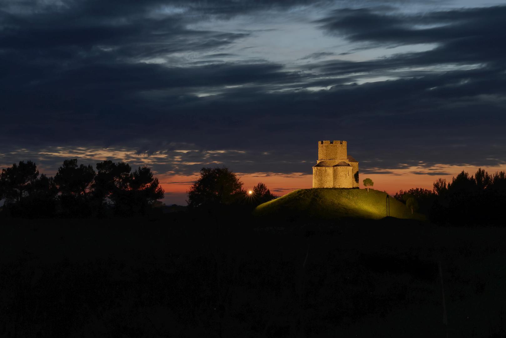 1. Dimenzije koje oduzimaju dah: Prva fascinantna činjenica o ovoj crkvi su njezine nevjerojatno male dimenzije. Sa samo 7,8 metara dužine, 7,6 metara širine i 8,2 metra visine, ova građevina doista opravdava svoj nadimak. 

