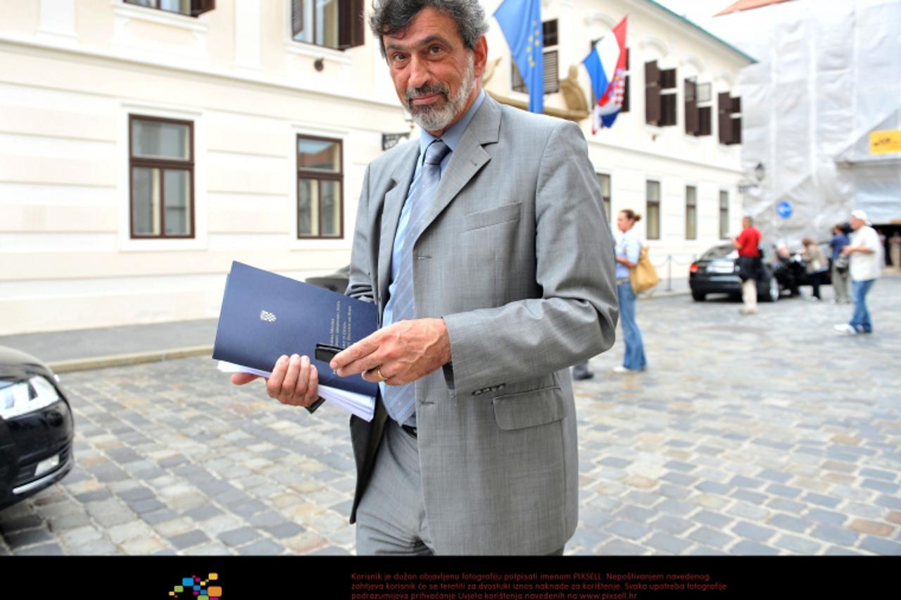 \'29.07.2010., Zagreb - Vlada Republike Hrvatske, odlazak ministara sa redovne sjednice Vlade. Radovan Fuchs.  Photo: Marko Lukunic/PIXSELL\'
