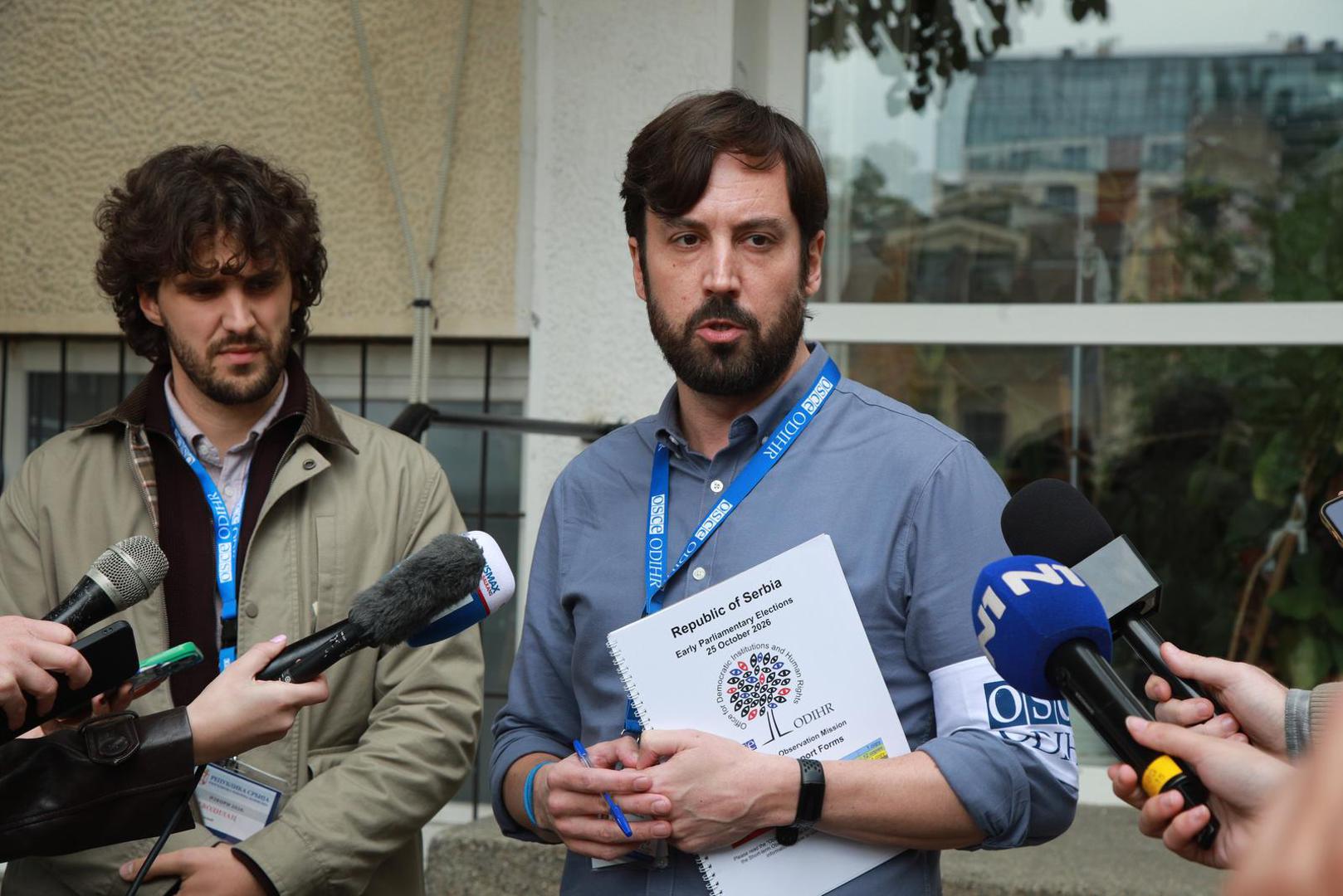 Istodobno su promatračke organizacije prijavile niz mogućih nepravilnosti, među kojima su fotografiranje glasačkih listića, glasanje izvan paravana, problemi s biračkim popisima i izbornim materijalom te sukobi na pojedinim biračkim mjestima.

