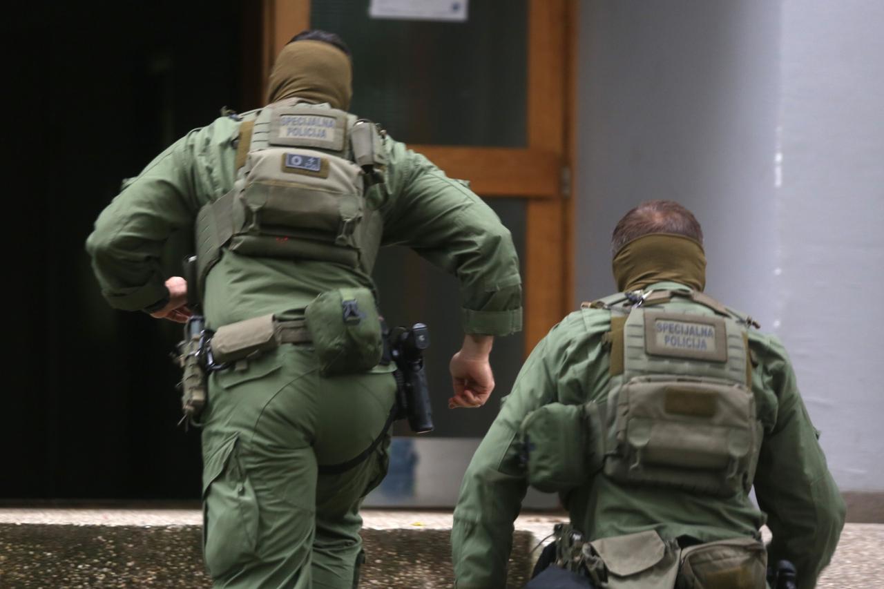 S nožem u rucio vikao s balkona stambene zgrade u Sopotu - stigla specijalna policija