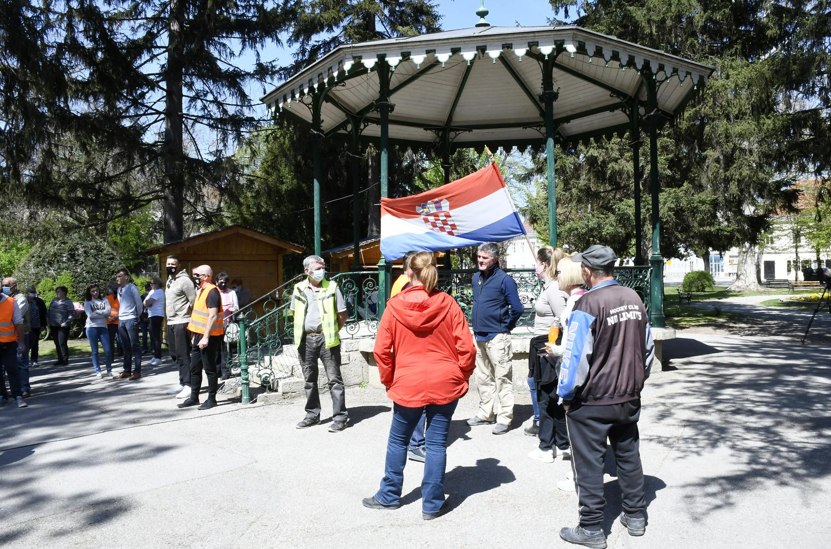 24.04.2021.,Petrinja - Prosvjed "Krik naroda s Banovine" prema svim institucijama Republike Hrvatske u organizaciji Inicijative branitelja grada Petrinje okupio je tek nekoliko desetaka Petrinjaca.Photo: Nikola Cutuk/PIXSELL