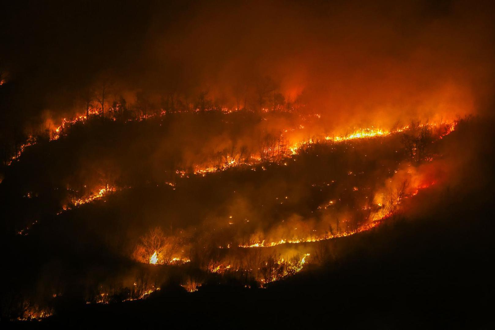 05.02.2025., Susnjevica- Danas oko 15 sati izbio je požar podno Učke, na području Kožljaka, točnije Jasenovika. Gori trava i nisko raslinje, a tamošnje kuće nisu ugrožene. Na terenu je 50 vatrogasaca s 15 vozila.  Photo: Srecko Niketic/PIXSELL