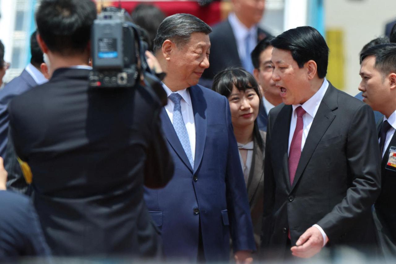 Chinese President Xi Jinping visits Vietnam