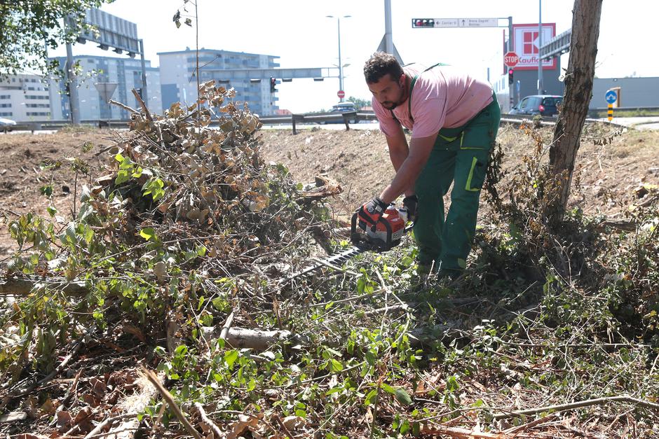 Radnici Zrinjevca uredjuju prostor uz nedovrsenu Sveucilisnu bolnicu koji treba postati park