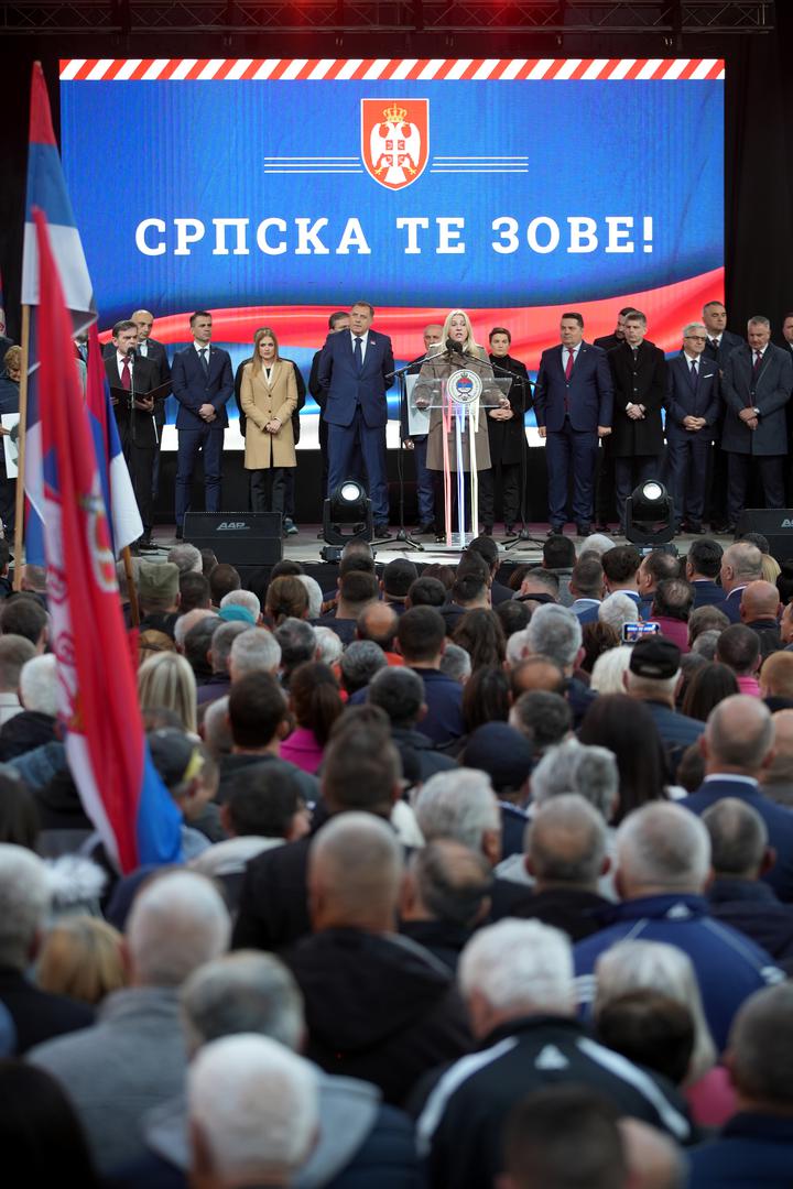"Srbija će se otvoreno boriti protiv toga", kazala je Brnabić pojašnjavajući kako Aleksandar Vučić ovih dana poziva šefove država diljem svijeta ne bi li ih uvjerio da ne podupru rezoluciju. Sigurna je da rezolucija neće dobiti "eksplicitnu većinu" u općoj skupštini UN.