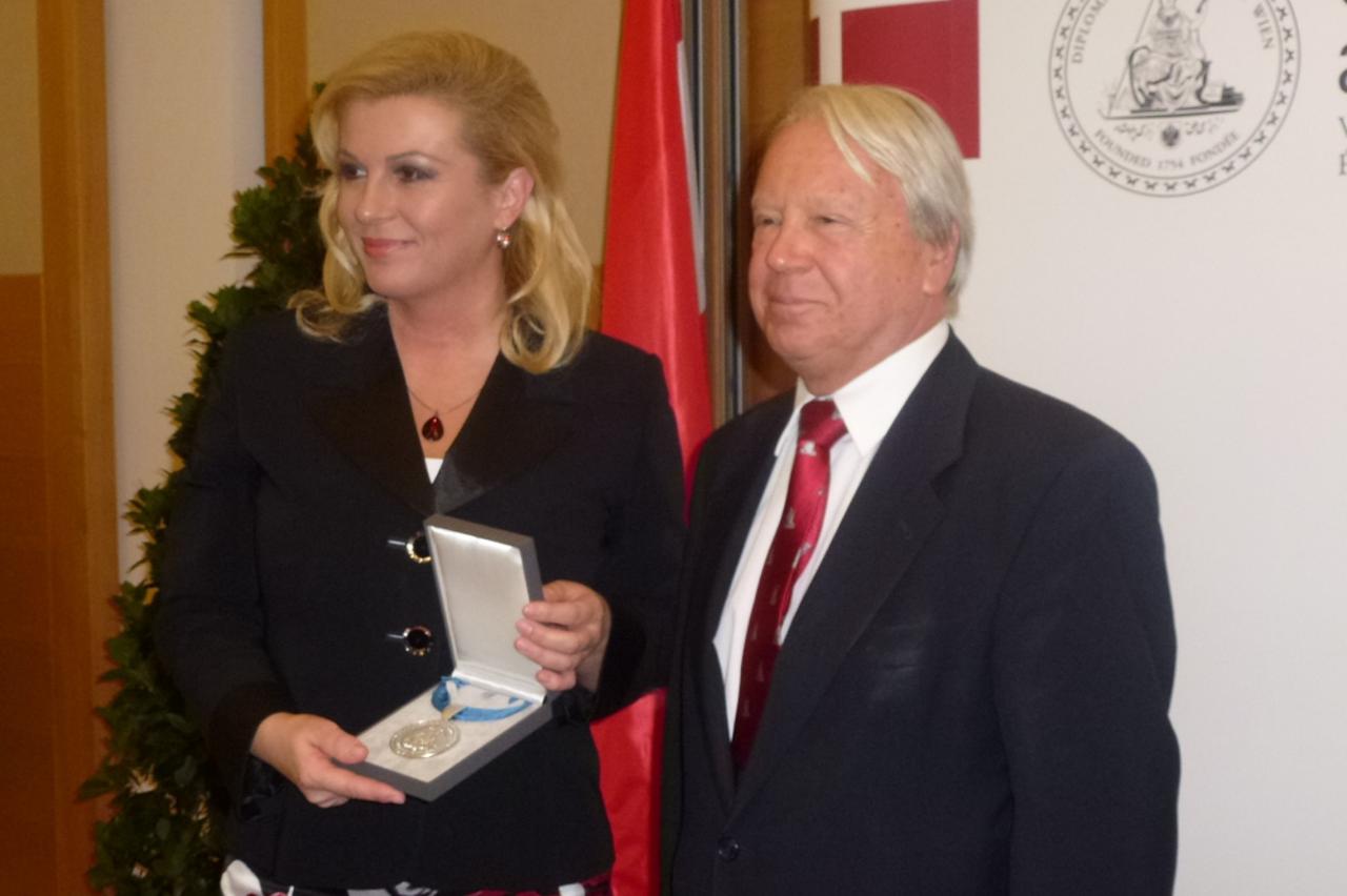 Kolinda Grabar-Kitarović s medaljom i direktor bečke Akademije Winkler (1)