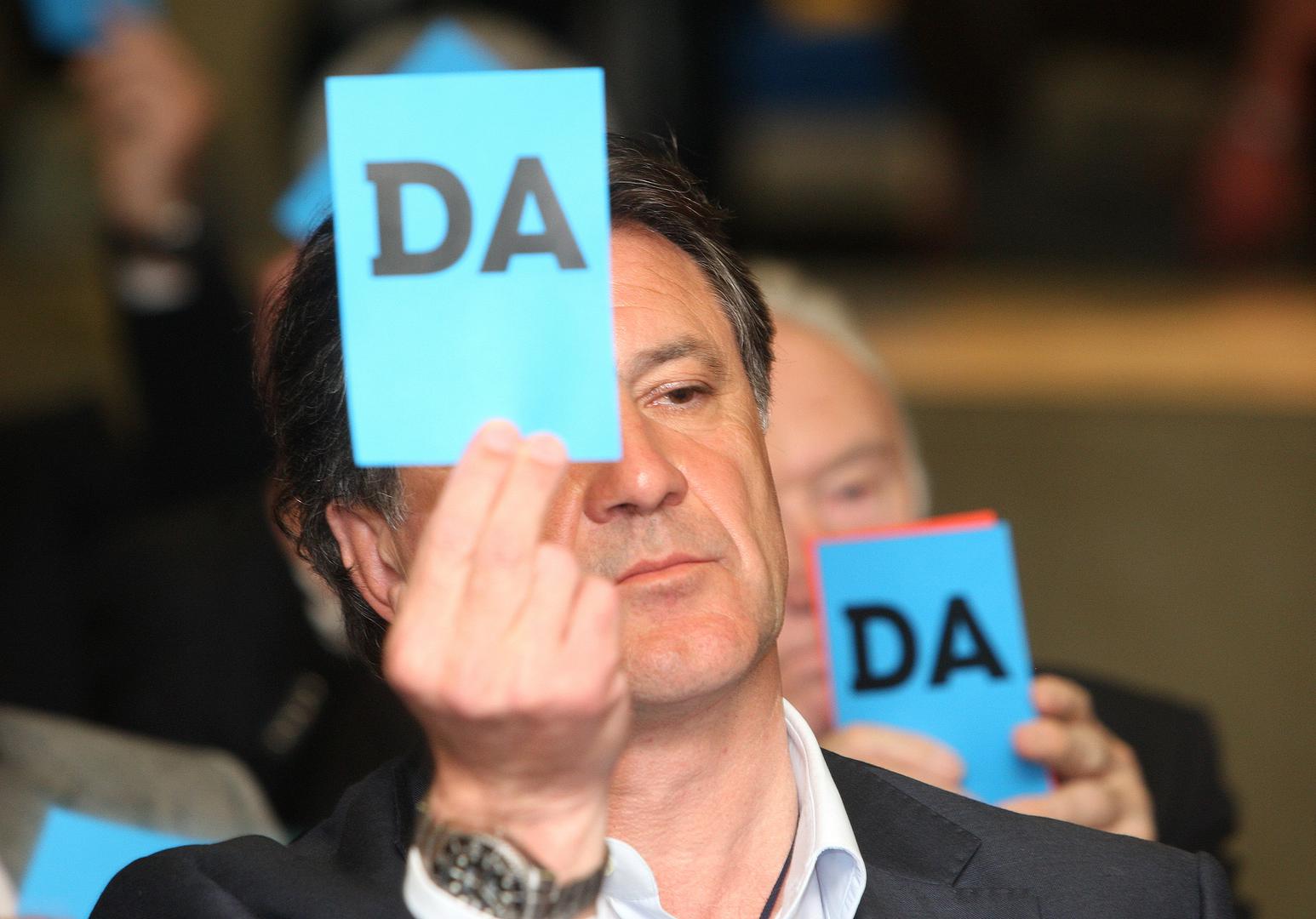 2011. – Verbalno je napao i potjerao trenera Vahida Halilhodžića uz psovanje "muslimanske majke".