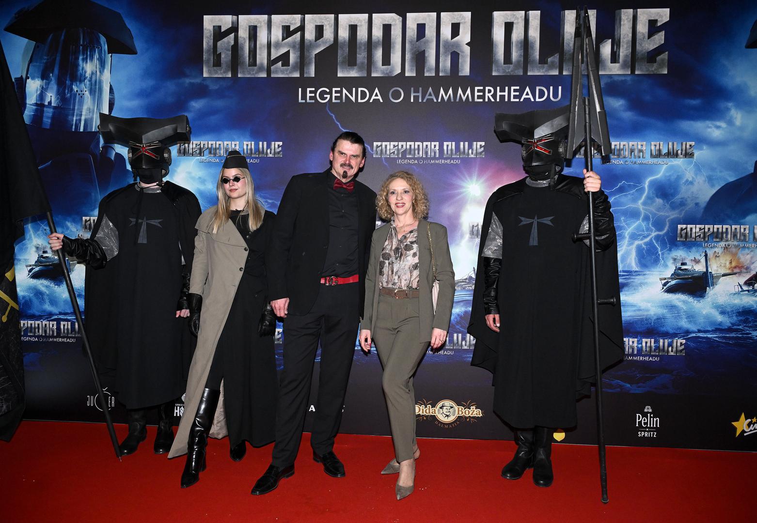 Riječ je o impozantnom i visoko produciranom filmskom projektu pod vodstvom uspješnog hrvatsko-američkog biznismena i filmskog producenta Neba Chupina (u sredini), koji iza sebe ima zavidnu karijeru; dva desetljeća rada u renomiranim kompanijama u polju dizajna i telekomunikacija, izgradnju popularnog brenda Dida Boža, kao i niz glumačkih uloga u zapaženim holivudskim produkcijama sa zvijezdama poput Johna Travolte i Johna Malkovicha. Film inspiraciju crpi iz Nebova djetinjstva i odrastanja i od velike mu je važnosti bilo ispričati taj dio osobne priče, o vlastitom podrijetlu i naslijeđu