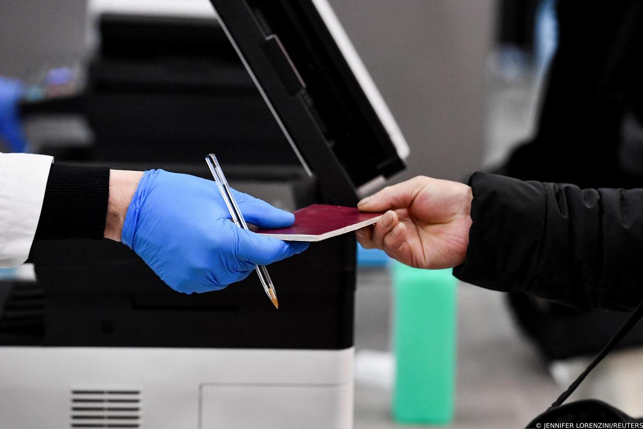 Italy imposes mandatory COVID-19 tests for travellers from China