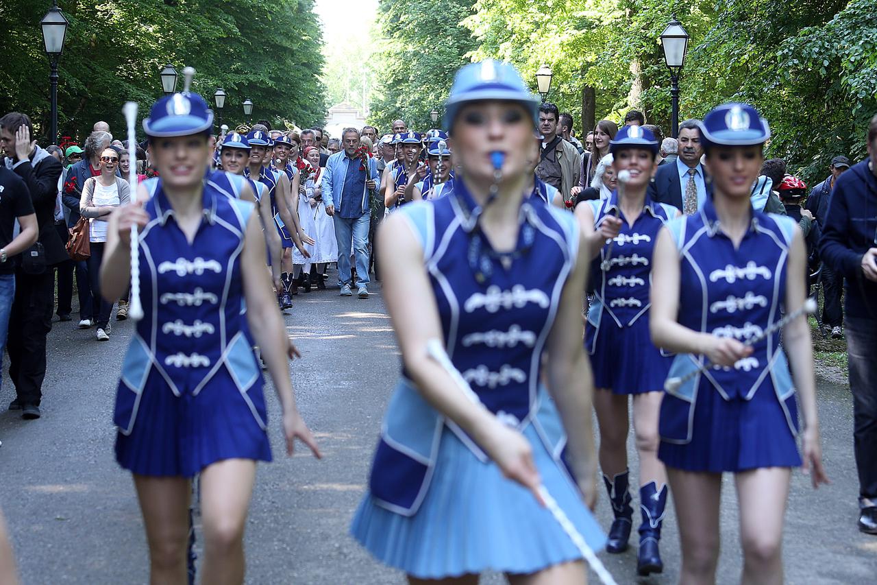 Gradonacelnik Milan Bandic sa suradnicima dijelio je karanfile u parku Maksimir 