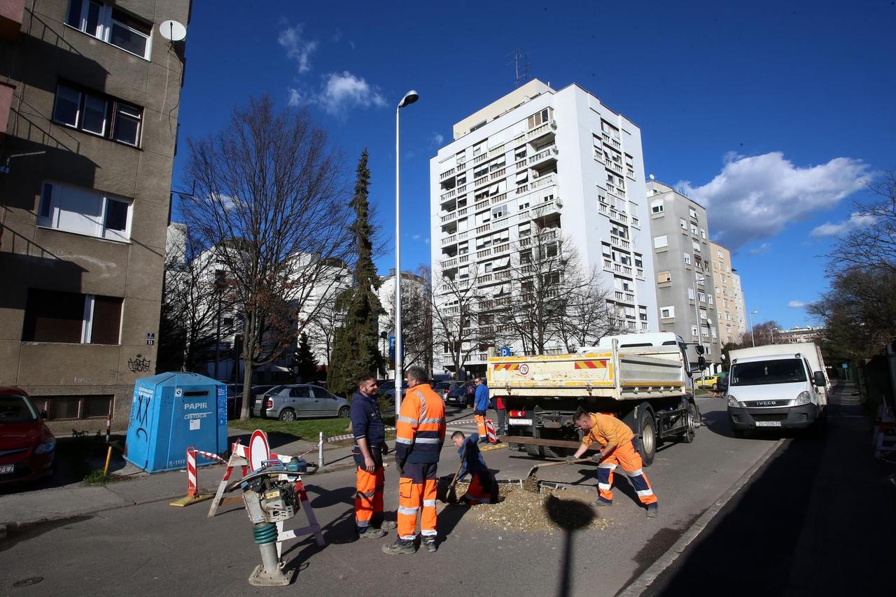 U Zagrebu se otvorila cesta: 'Sreća da nitko autom nije naletio na rupu'