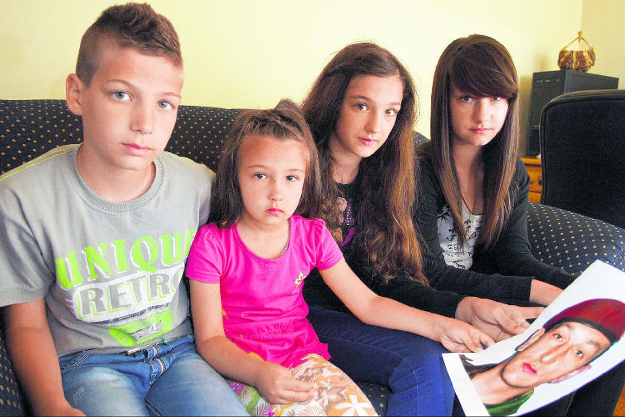 Ivan, Ana, Gabriela i Josipa s očevom fotografijom