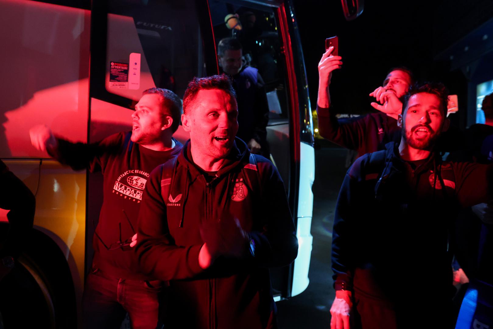 Nogometaši Dinama pobijedili su ranije danas Hajduk u Splitu s 3:1 zahvaljujući pogotcima Mihe Zajca, Gabriela Vidovića i Monsefa Bakrara.