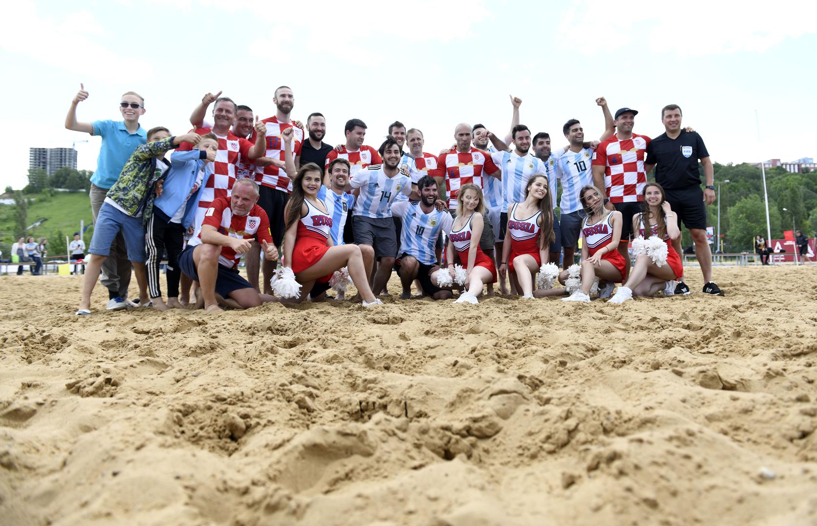 Uoči te utakmice na pijesku su snage odmjerili hrvatski i argentinski navijači.

