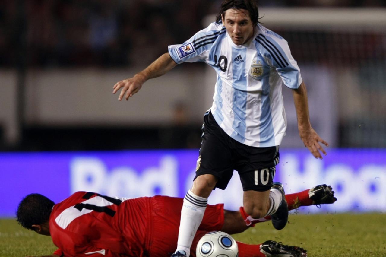 'Argentina\'s Lionel Messi (R) and Peru\'s Johan Fano fight for the ball during their World Cup 2010 qualifying soccer match in Buenos Aires, October 10, 2009. REUTERS/Marcos Brindicci (ARGENTINA SPOR