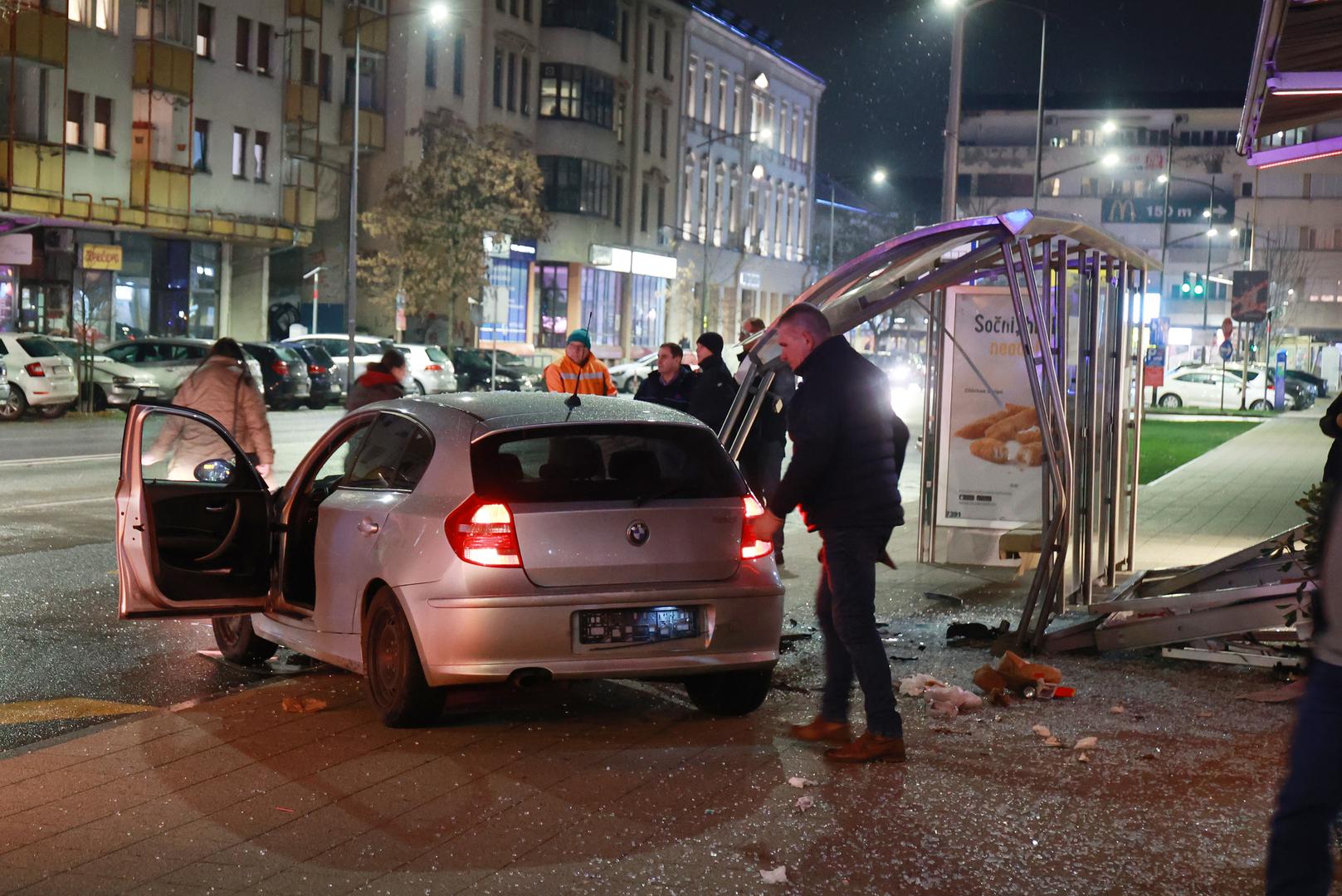 27.01.2023., Osijek - Prometna nesreca u kojoj je vozac osobnog automolila izgubio kontrolu nad vozilom i zabio se u autobusnu stanicu. Photo: Davor Javorovic/PIXSELL