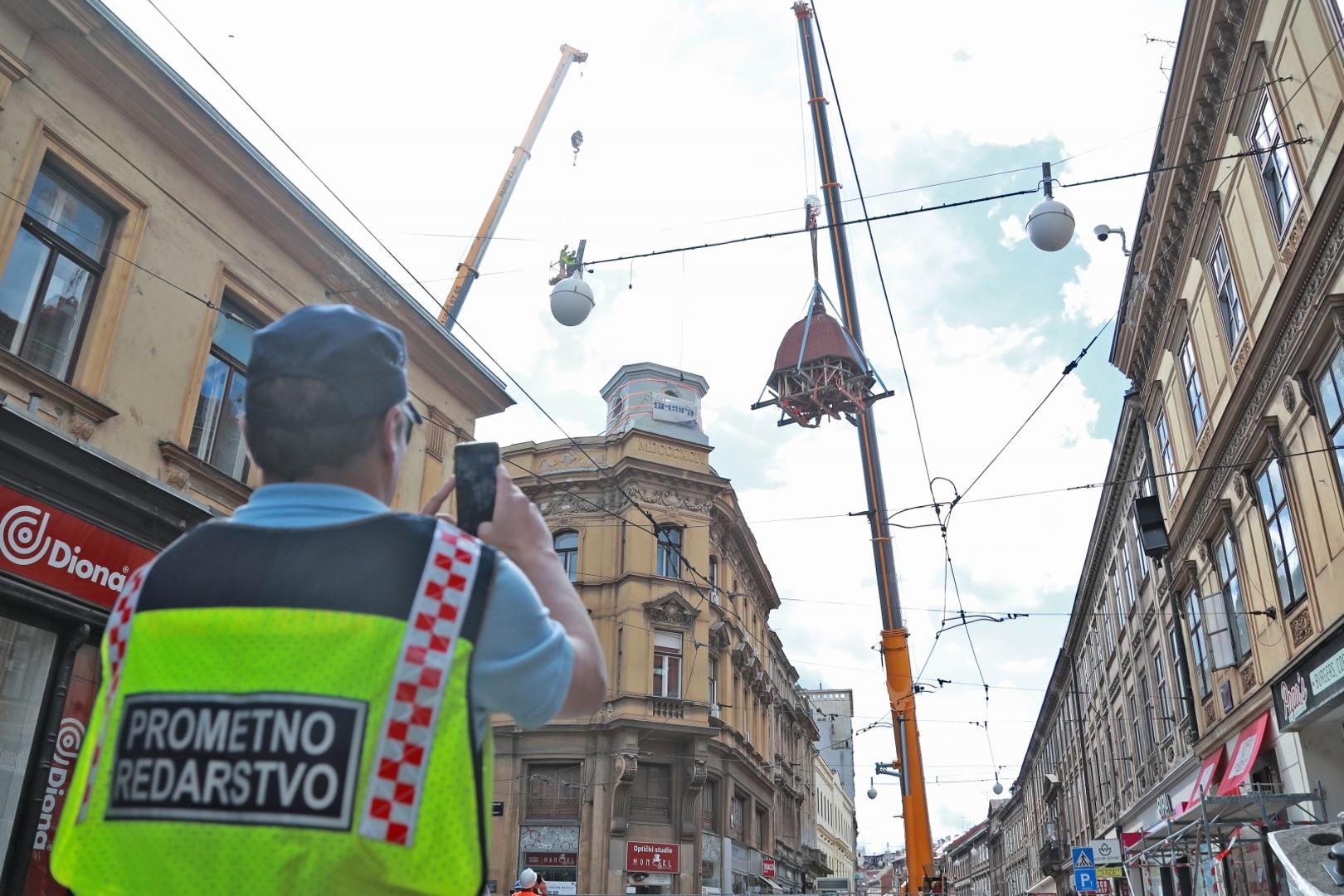Danas su radnici skinuli kupolu sa zgrade na križanju Frankopanske i Ilice. Oštećena je u nedavnom razornom potresu i prijetila je velika opasnost od njenog urušuvanja na javnu površinu.