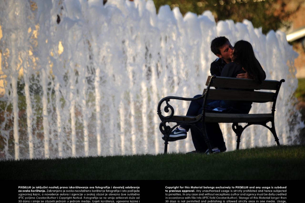 fontana, vrućine, par, partneri, poljubac, ljubav