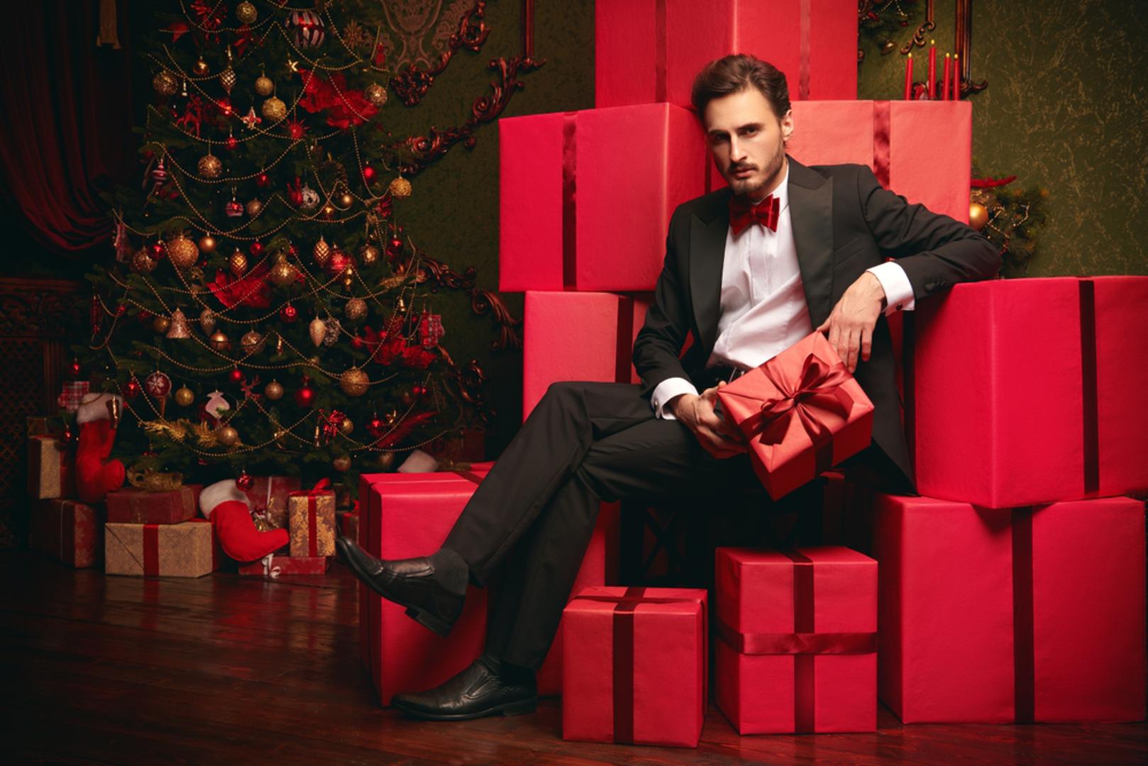 Lav – nešto luksuzno i 'instagramabilno': Lavovi vole darove koji izgledaju impresivno, recimo dizajnerski modni dodatak, statement komad nakita ili kvalitetan parfem. Bitno je da se zbog takvog poklona osjećaju posebno i malo kraljevski. Ambalaža neka bude glamurozna, jer će sigurno završiti na društvenim mrežama.