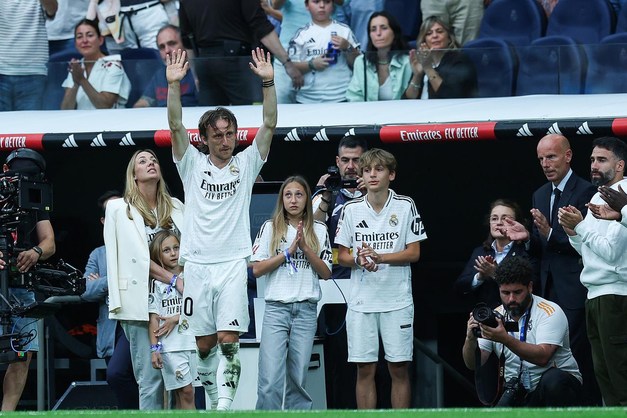 Madrid: Emotivan rastanak Luke Modrića s Real Madridom pred tisućama navijača