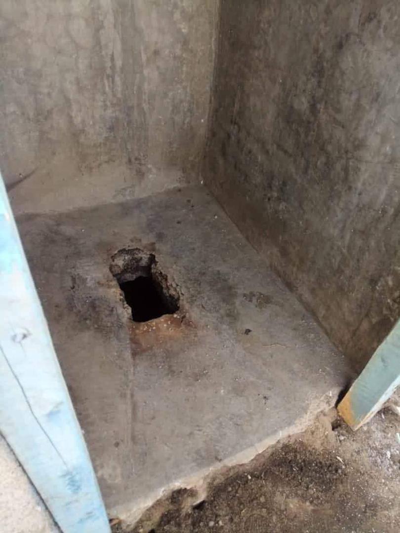 Jama poljskog WC-a gdje je pronađena beba