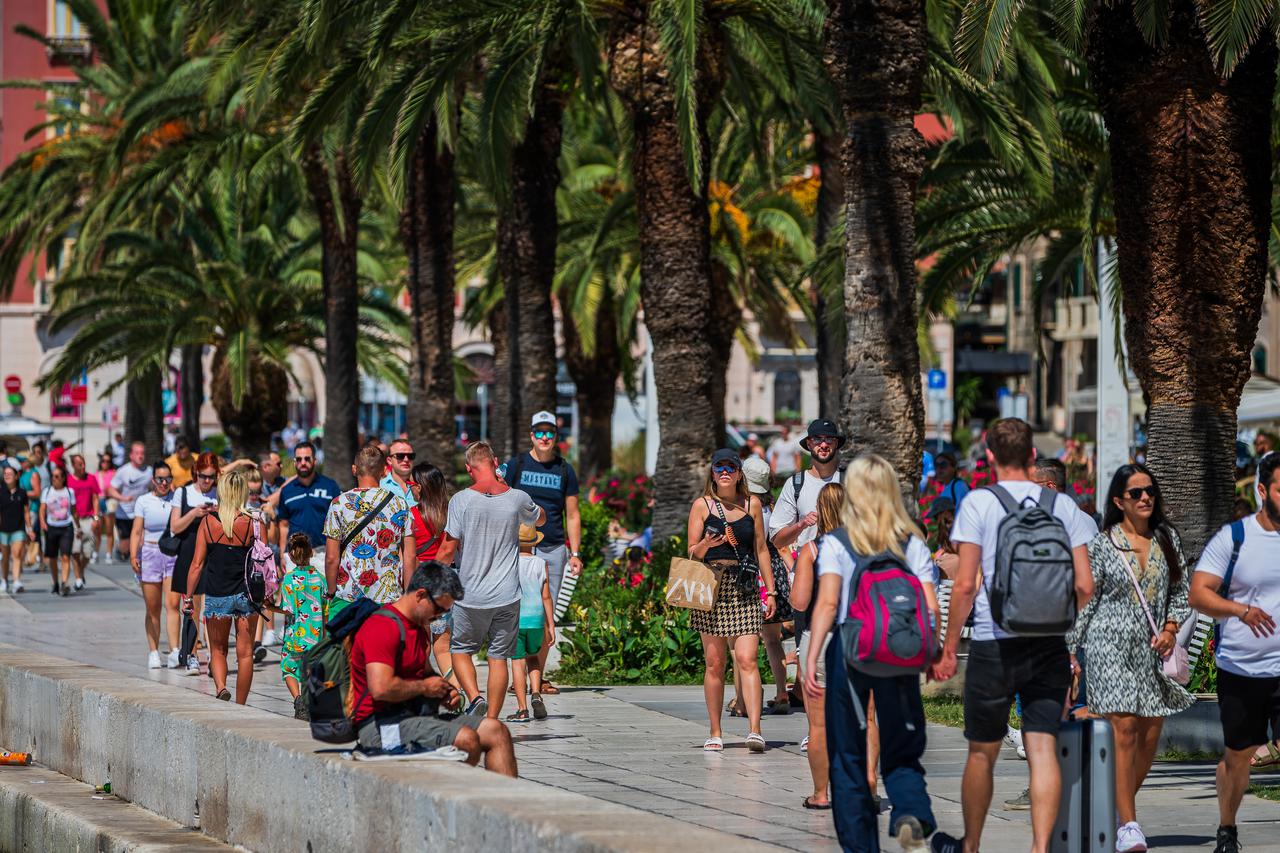 Split: Sunčano i ljetno prijepodne na Rivi