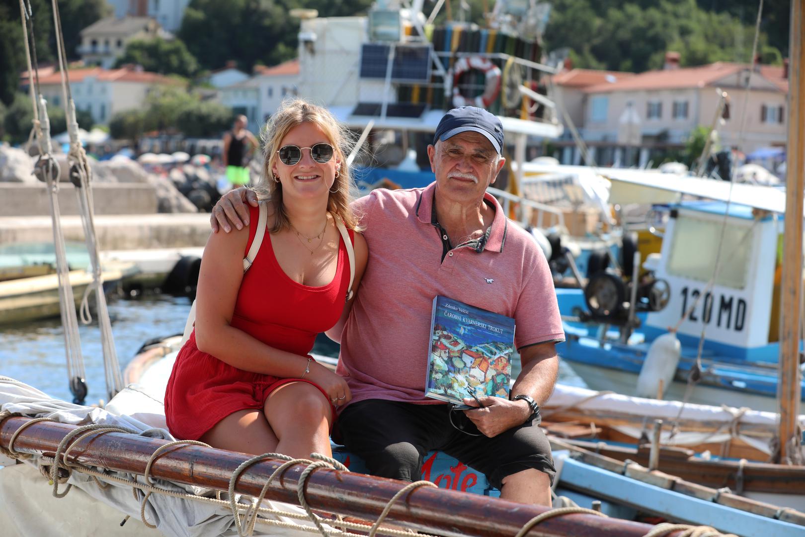 PRAUNUKA PRVOG RIBARA na ovoj obali, ribarica Ivana Blaženić, u društvu Zdenka Velčića,
najpoznatijeg kvarnerskog živućeg slikara i pisca