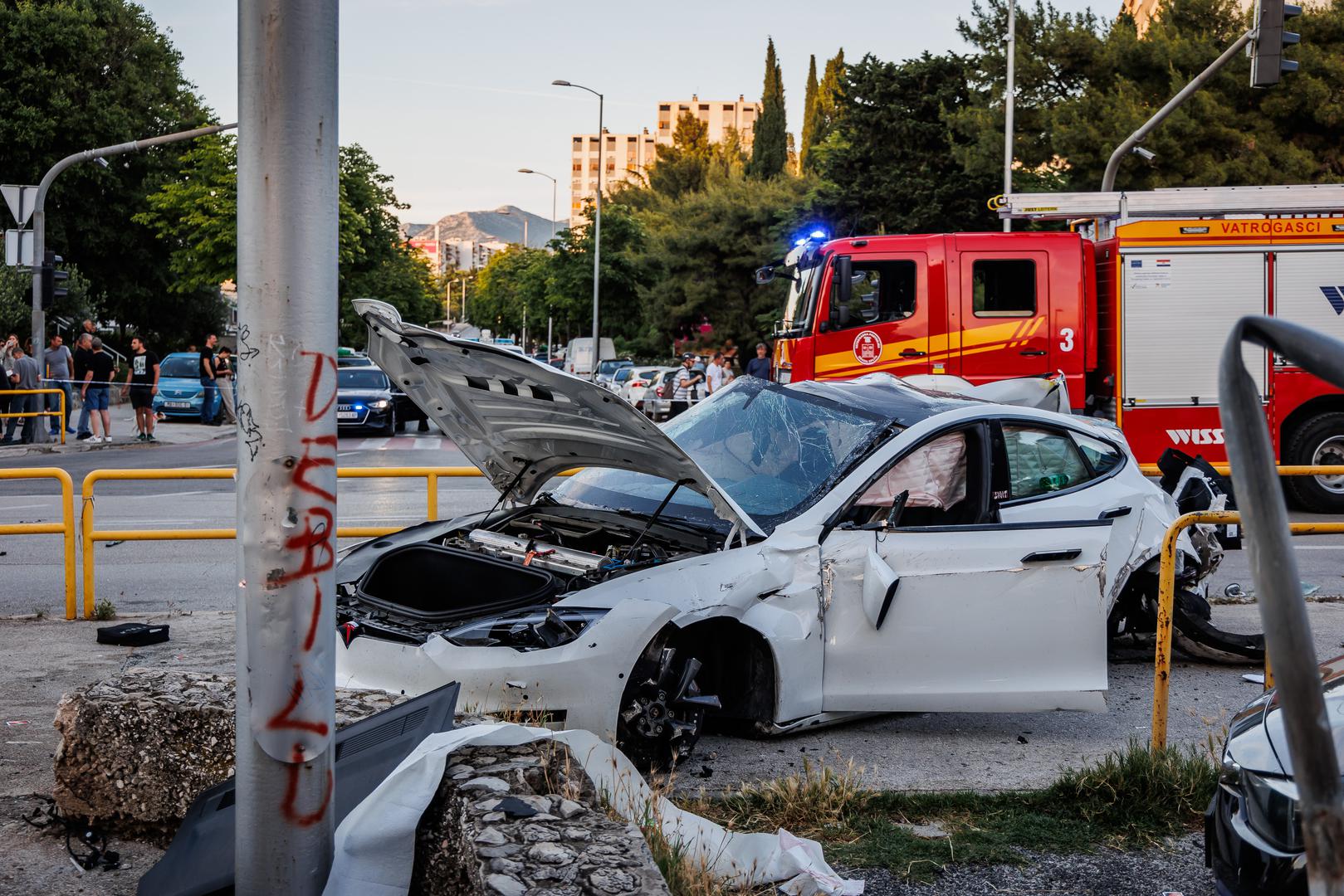 U naletu automobila poginula je žena.