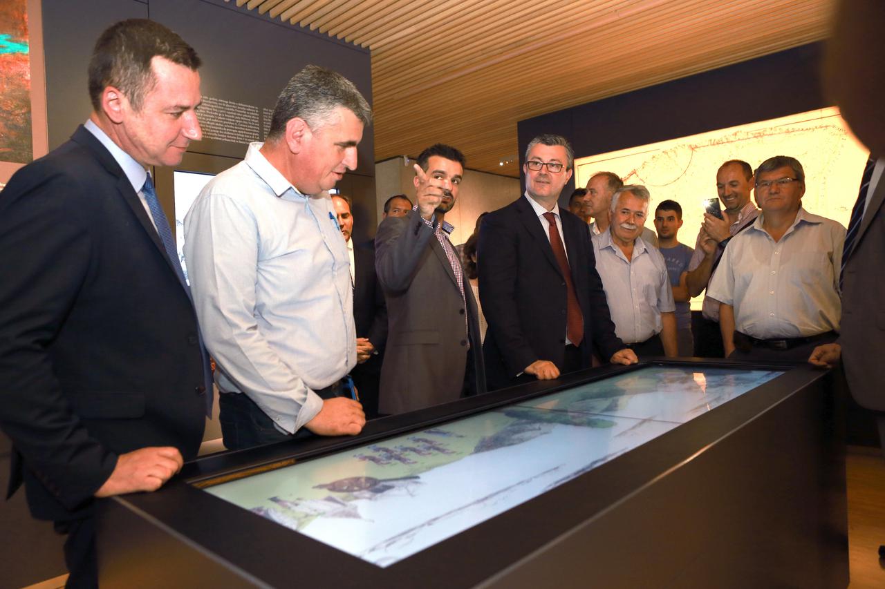 30.06.2016., Sinj - Premijer Tihomir Oreskovic na poziv saborskog zastupnika Mosta Mire Bulje posjetio je Sinj  te je obisao Muzej Sinjske alke. Photo: Miranda Cikotic/PIXSELL