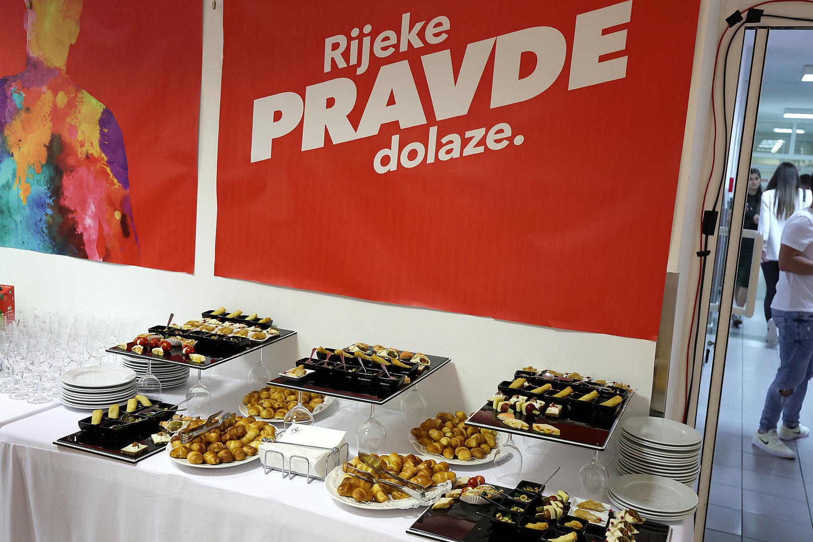 Skromnost je vidljiva u svim stožerima, pa su na stolovima prevladavala uglavnom 'hladna' jela, razovrstan finger food, voće i povrće, slastice, hladni naresci, pohana piletina, razna pića: sokovi, mineralna, pivo, crna i bijela vina ali i druge alkoholne žestice. (Stožer SDP-a)