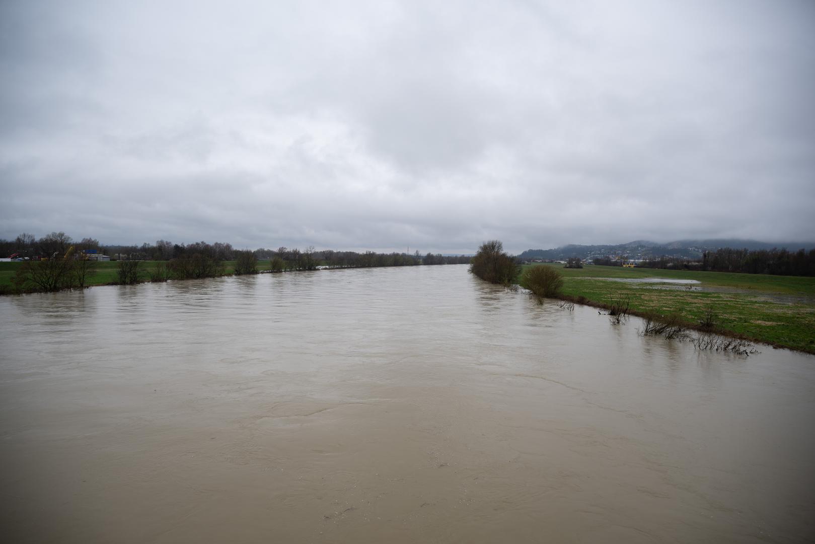 Sava se izlila iz korita nizvodno u Dubrovčaku, između Zagreba i Siska, na snazi su izvanredne mjere obrane od poplava, a iz Hrvatskih voda umiruju građane i ističu da ne bi trebalo biti većih problema.