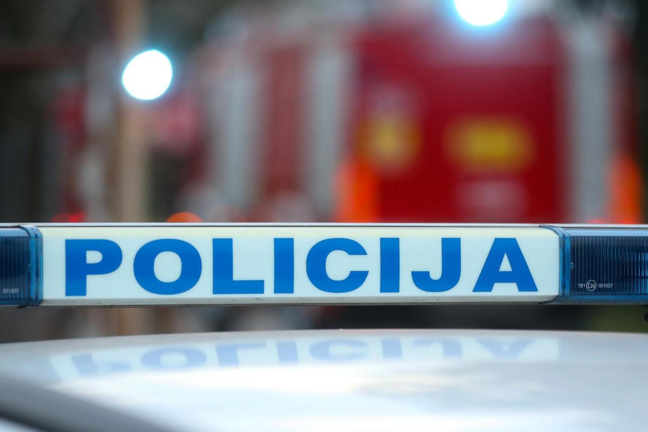 Zagreb: Vatrogasci gase automobil u ulici Vrtni put
