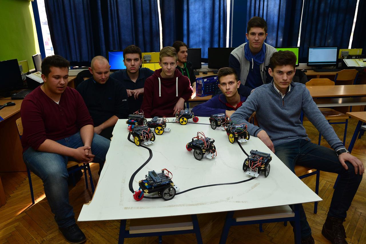 02.03.2016., Slavonski Brod - Ucenici izradjuju i upravljaju robotima na radionici prakticne nastave u sklopu europskog projekta Robo challenge.  Photo: Ivica Galovic/PIXSELL