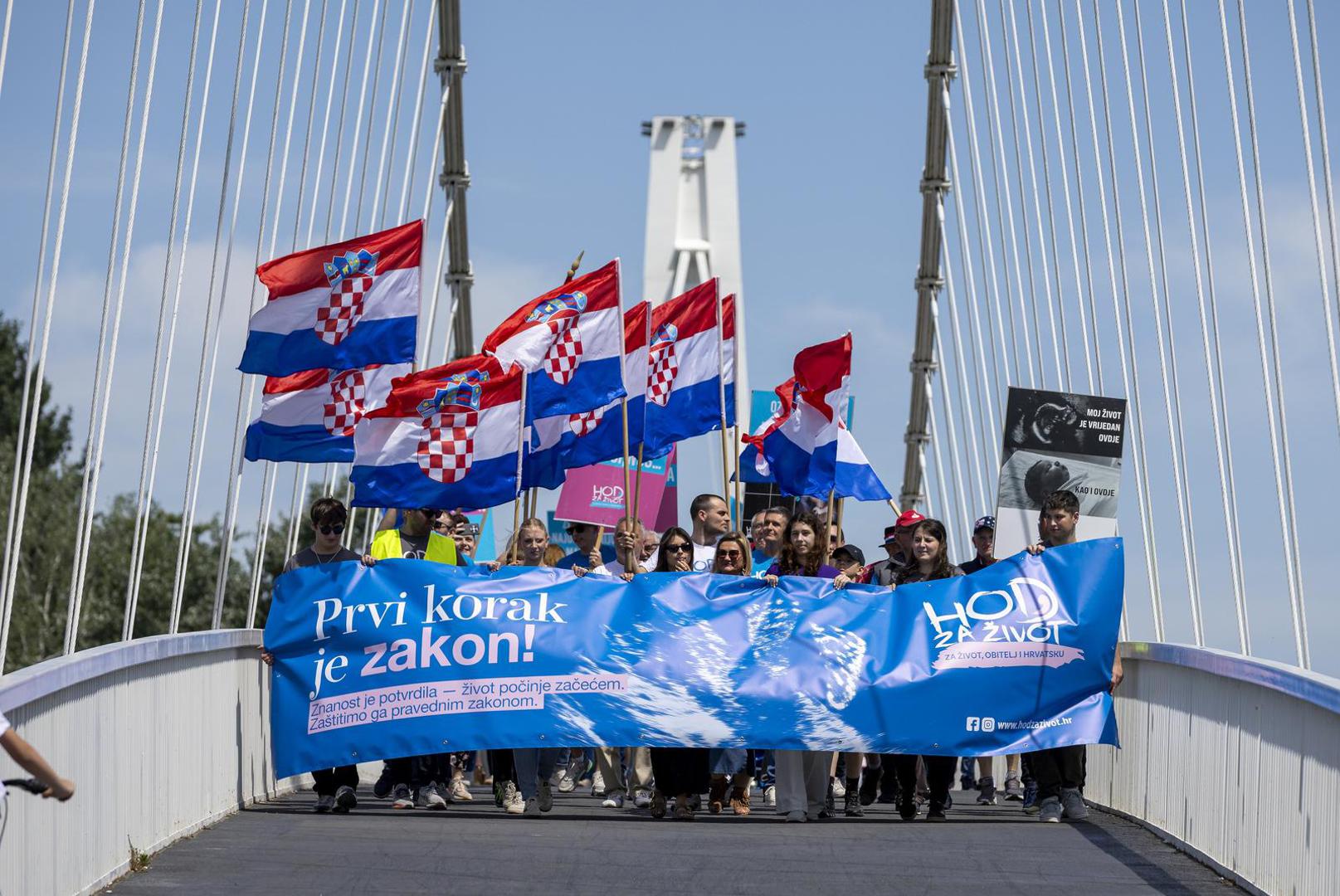 U Osijeku i Zaprešiću danas se održava Hod za život, obitelj i Hrvatsku pod geslom "Prvi korak je zakon! Život je dar, zaštitimo ga pravednim zakonom!". 

