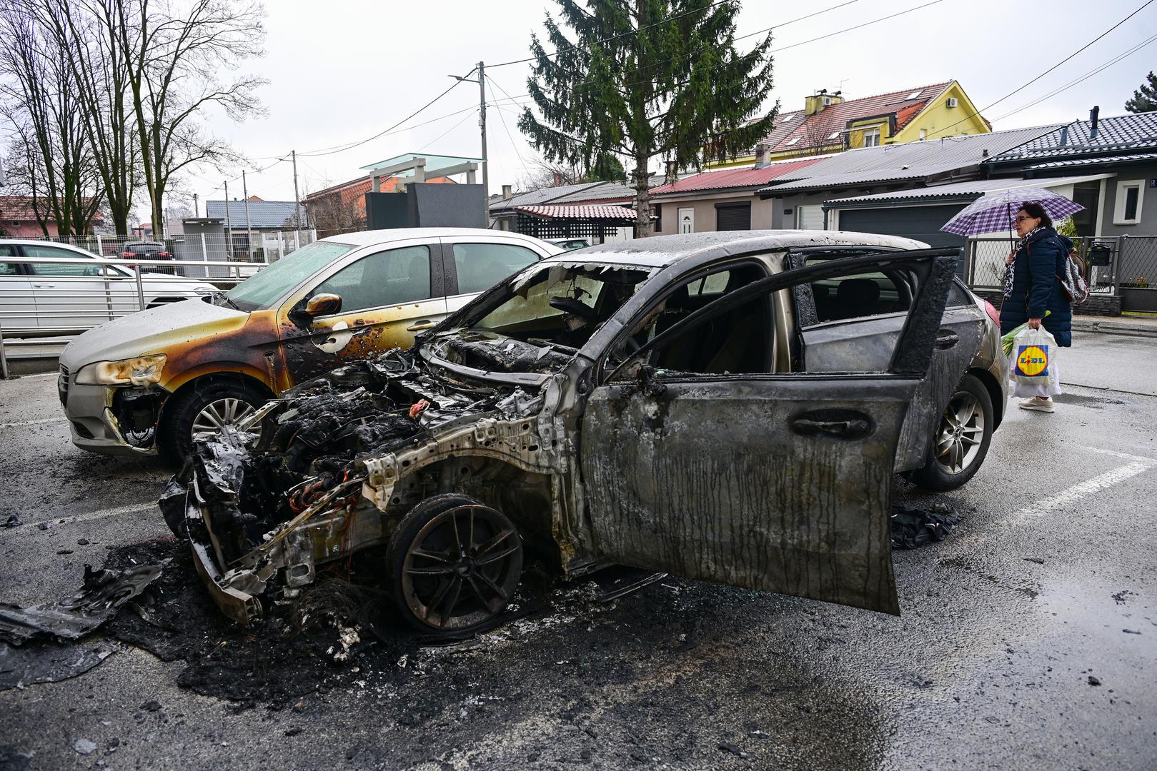 Danas  oko 2.20 sati u Dubravi u Ulici Jasena u Retkovcu, na parkiralištu, iz zasada neutvrđenog razloga izbio je požar osobnog automobila. 