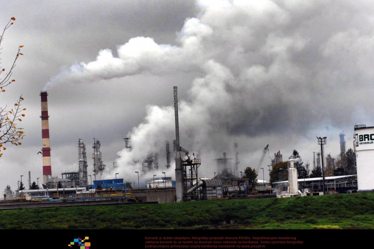 '29.10.2012., Slavonski Brod -  Clanovi udruge gradjana sa zastitnim maskama pozivali su na prosvjed koji je zakazan za 31. listopada, a namjera im je potaknuti vlasnike da investiraju u procistace. B