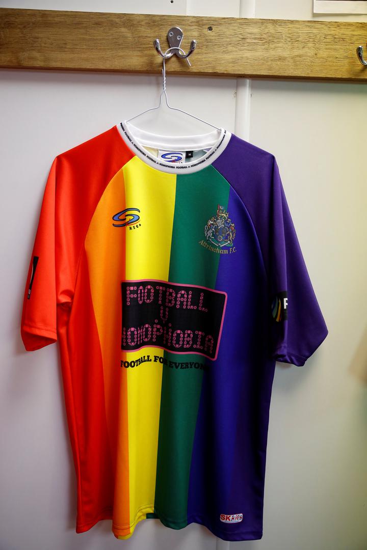 U kampanji u kojoj se bore protiv homofobije nadaju se kako bi primjer malog kluba iz okolice Manchestera mogli mogli slijediti i veći klubovi.